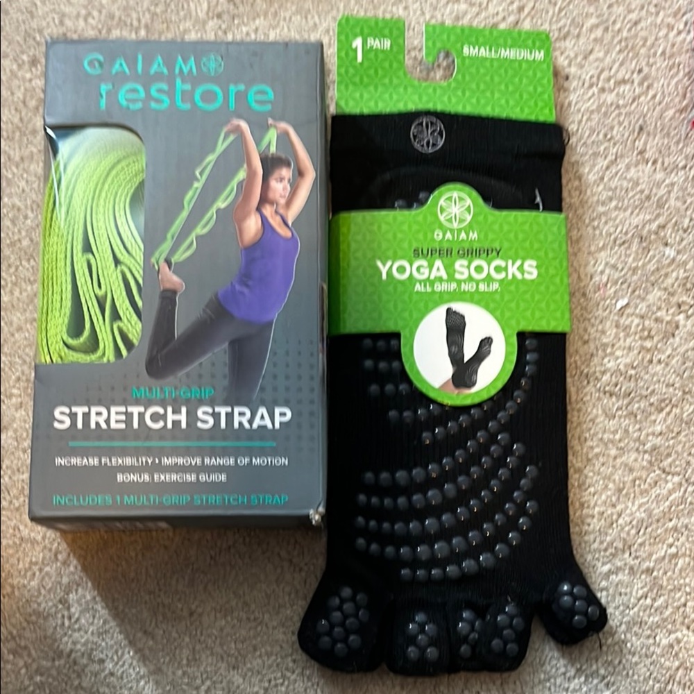 GAIAM YOGA BUNDLE NWT Black Yoga Socks and Green Stretch Strap Set